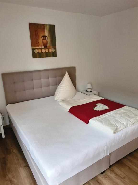 Postel nebo postele na pokoji v ubytování Hotel Birkenhof Garni