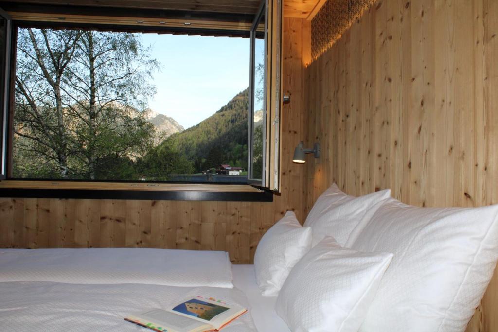 Postel nebo postele na pokoji v ubytování ARLBERGhome Komfort-Apartments & Privat-Sauna