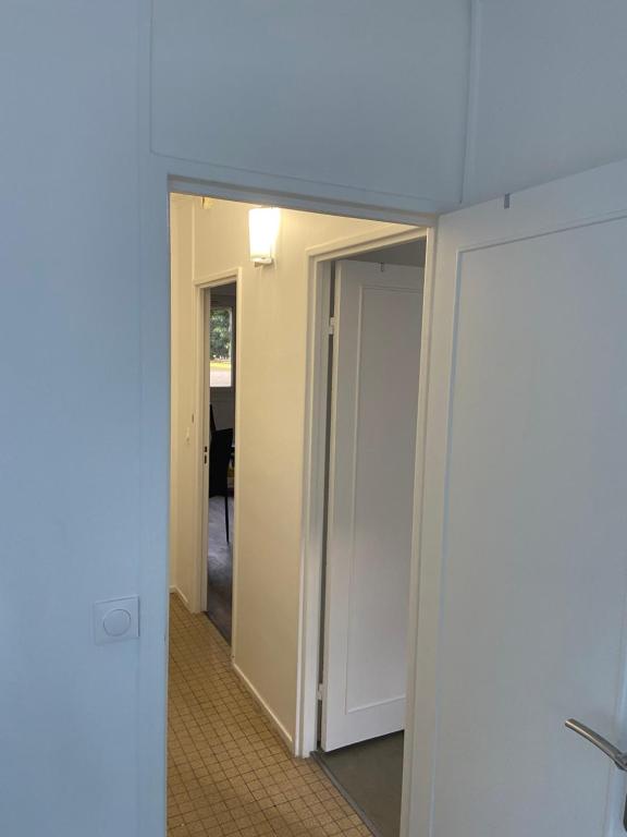 an empty hallway with a door and a room at Bel appartement spacieux, lumineux avec parking in Ris-Orangis