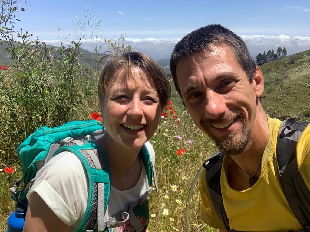 mężczyzna i kobieta pozujący do zdjęcia na górze w obiekcie La Casa de Arriba, tradicional countryside home in Teror, Gran Canaria w mieście Teror