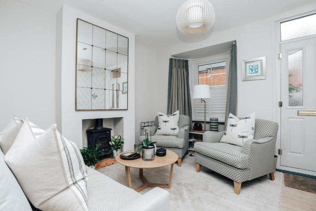 a living room with two chairs and a table at The Dragonfly - Central 2 bedroom house in Henley on Thames