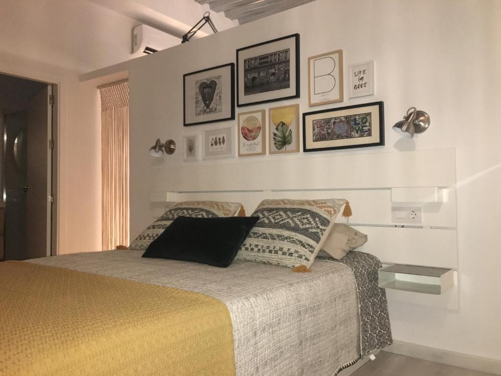 Łóżko lub łóżka w pokoju w obiekcie Loft Xerez Centro