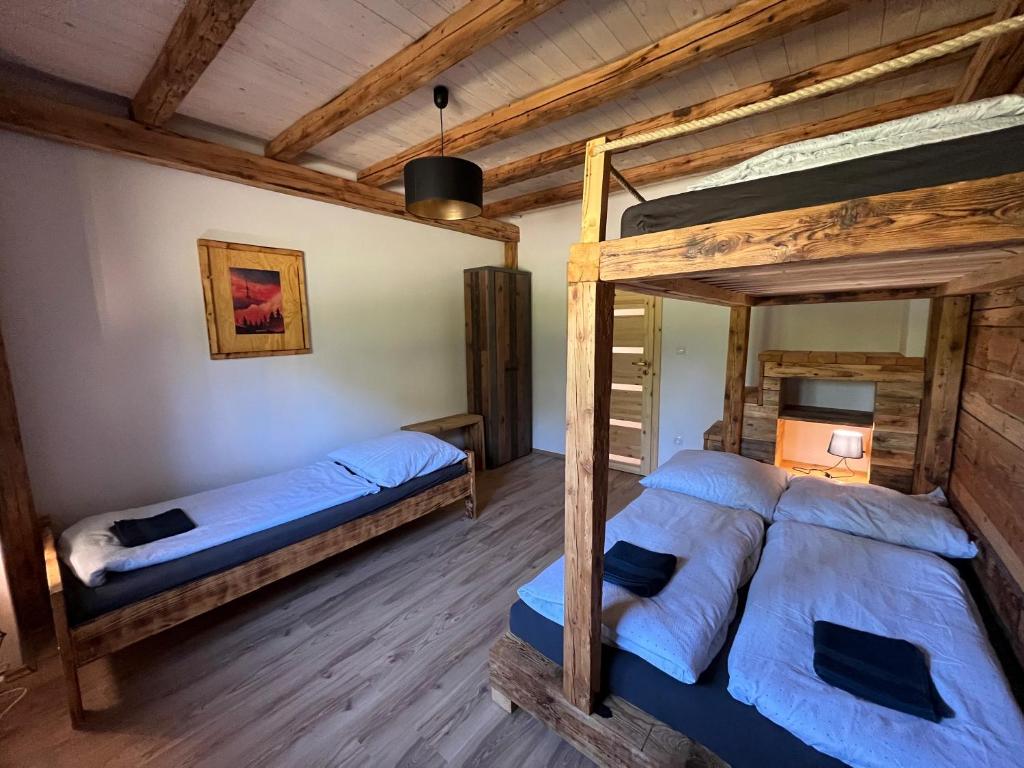 2 Etagenbetten in einem Zimmer mit Holzdecken in der Unterkunft Na samotě u lesa - Jeseníky in Mikulovice
