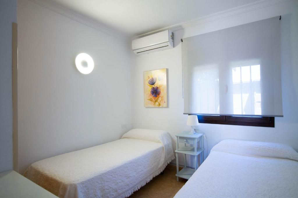 Posteľ alebo postele v izbe v ubytovaní Apartamentos Turisticos Trajano