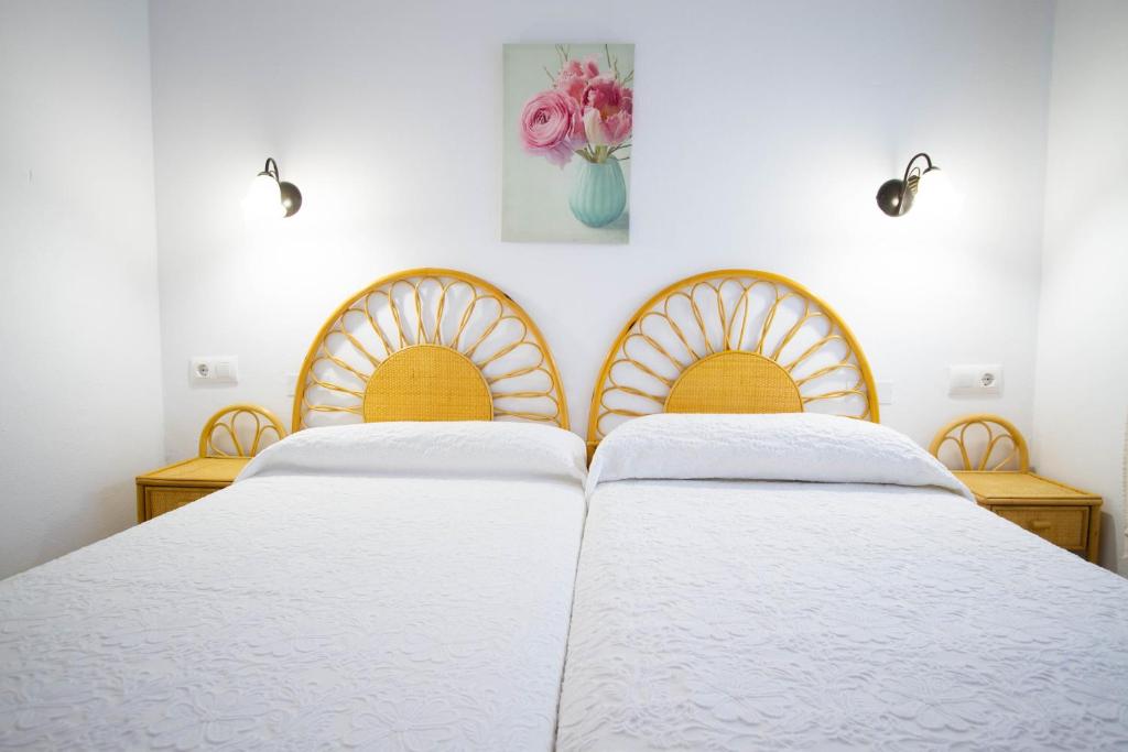 Posteľ alebo postele v izbe v ubytovaní Apartamentos Turisticos Trajano