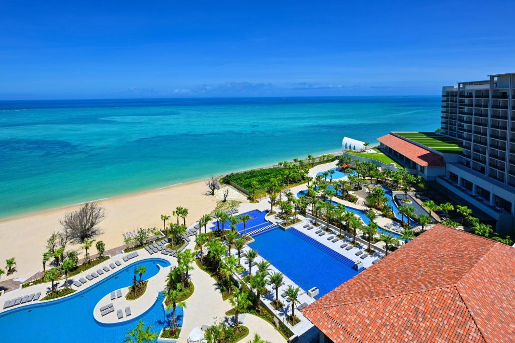 eine Luftansicht auf das Resort und den Strand in der Unterkunft Ryukyu Hotel & Resort Nashiro Beach in Itoman