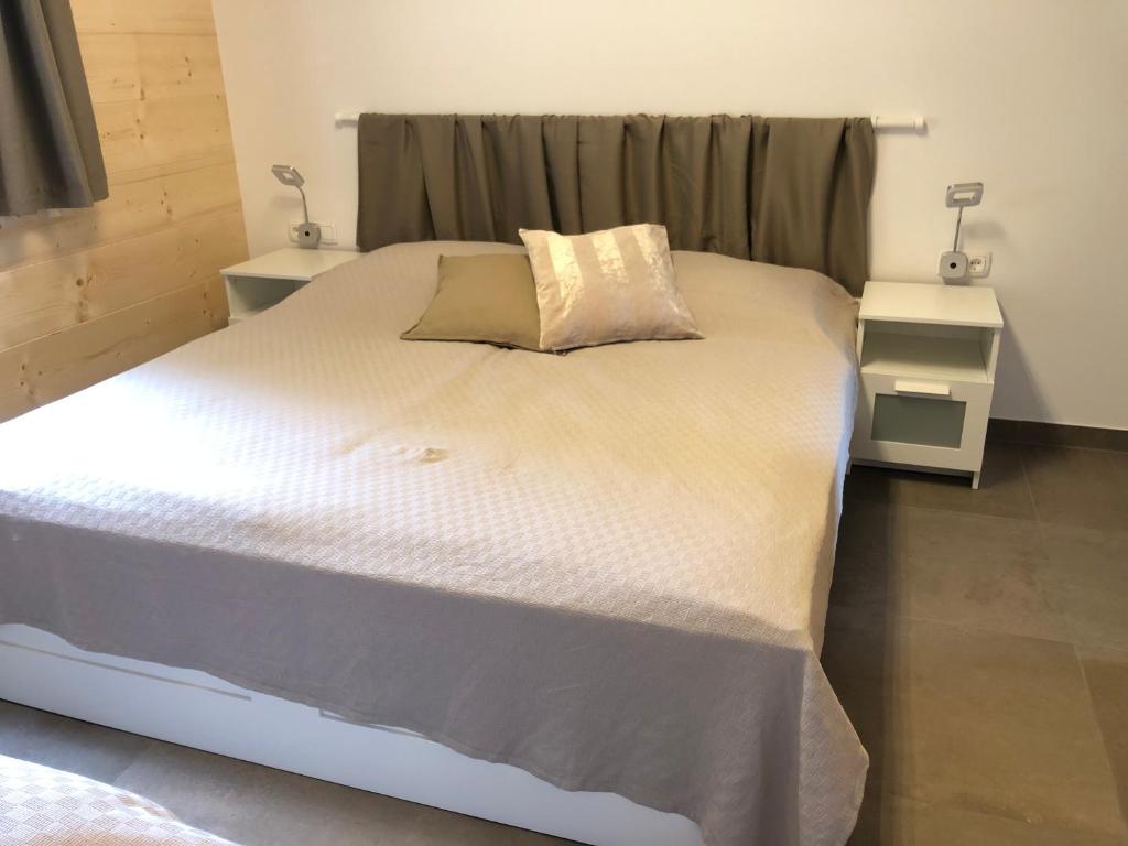 Postel nebo postele na pokoji v ubytování Blockhaus Waldspiel -Adults Only
