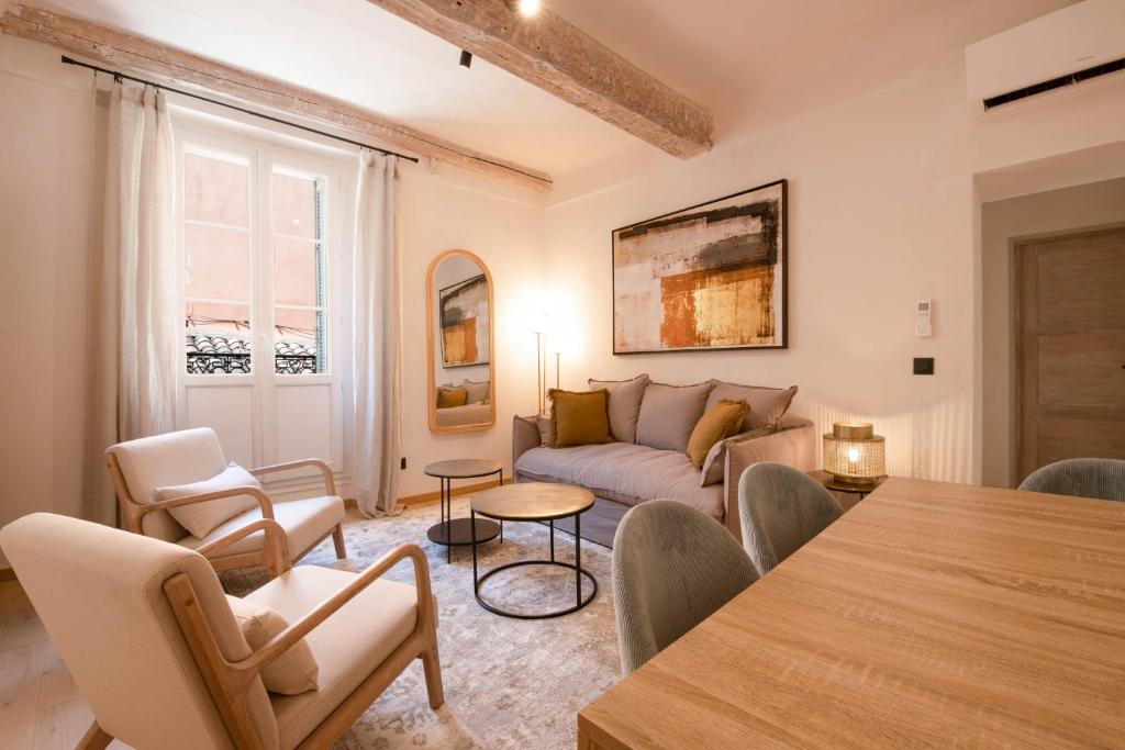 een woonkamer met een bank en een tafel bij Pick A Flat's Apartments in Saint-Tropez- Rue Victor Laugier in Saint-Tropez