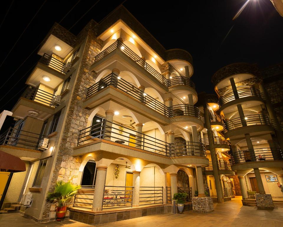 un gran edificio con balcones y luces. en Adepa Court Luxury Apartment Services, en Kumasi