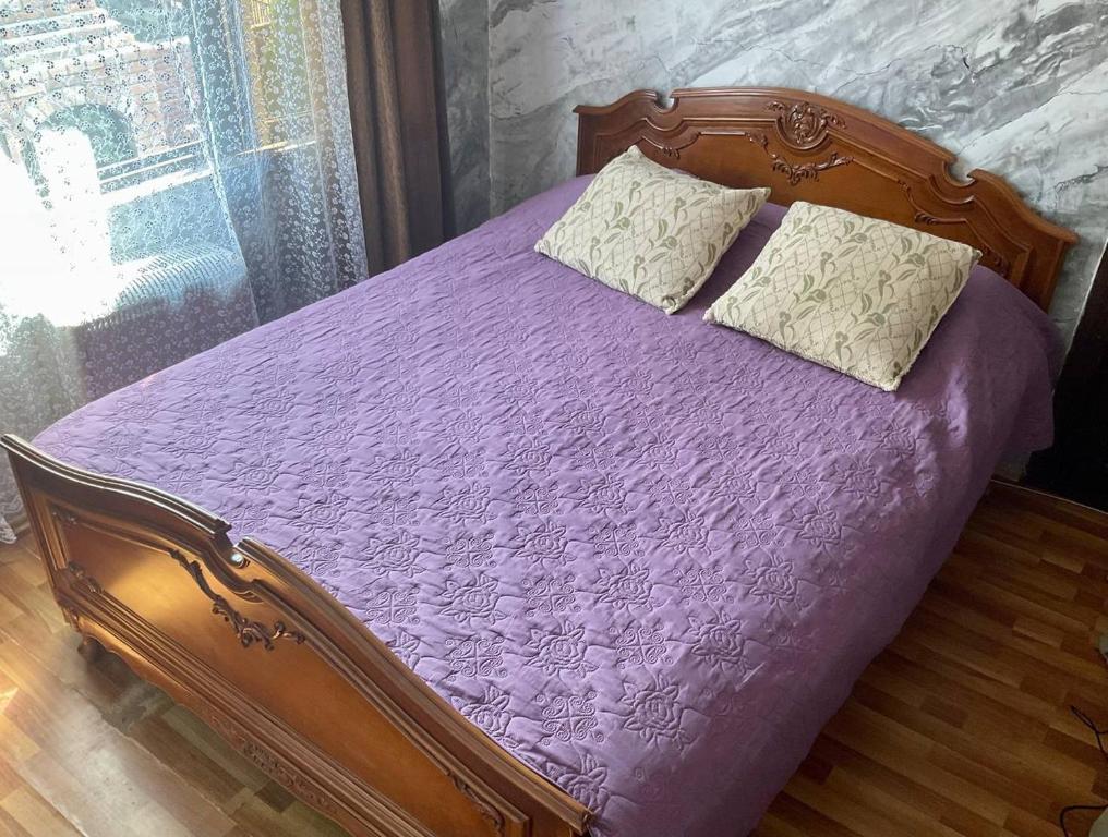 Postel nebo postele na pokoji v ubytování Bagrationi 54