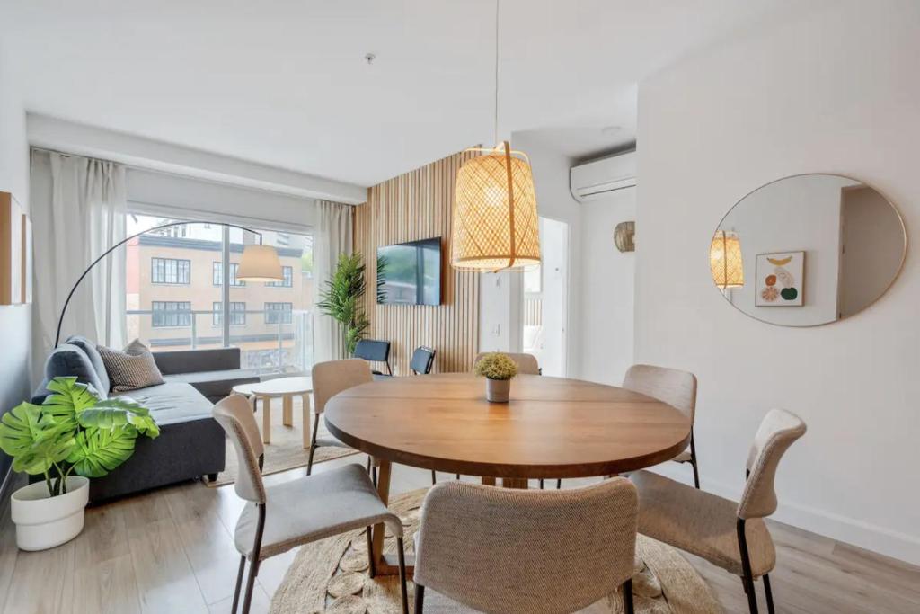 een woonkamer met een tafel en een bank bij INITIAL / ARTWOOD / Centre-ville de Quebec in Québec