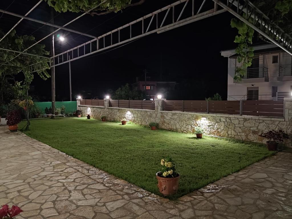Vonkajšia záhrada v ubytovaní Syvota Apartments Family