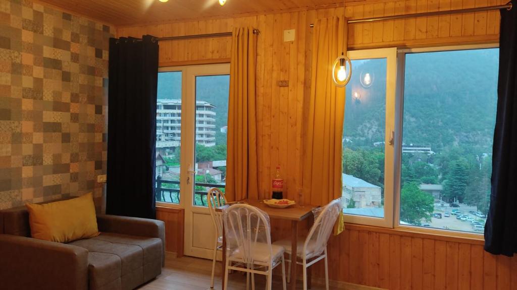 Zona d'estar a Borjomi Nest