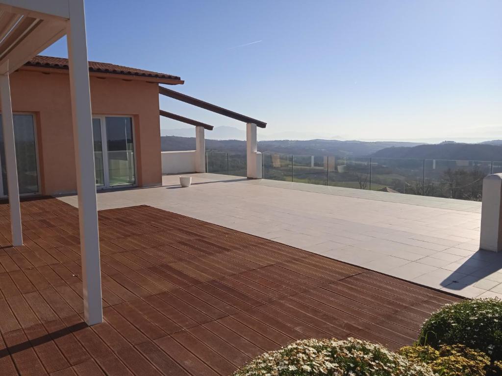 eine Terrasse mit Blick auf ein Haus in der Unterkunft Agriturismo Il cielo in terra in SantʼOreste