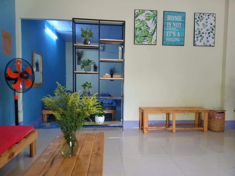 ein Wohnzimmer mit einem Tisch und einer Bank in der Unterkunft Nhat Ha Homestay in Vũng Tàu