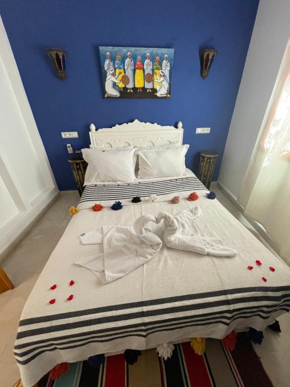 Postel nebo postele na pokoji v ubytování Riad Les Miroirs