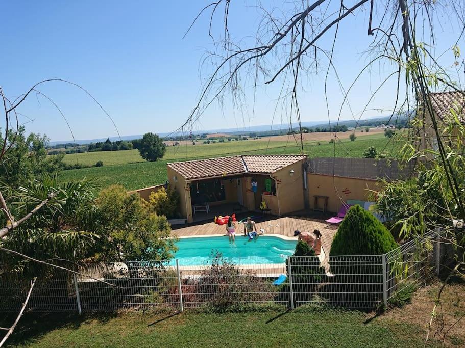 ein Haus mit einem Pool im Hof in der Unterkunft Adorable guest house with piscine in Lempaut