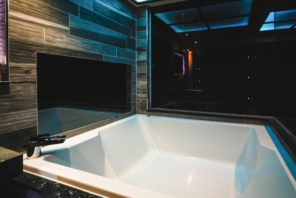 Church Suites by The Cranleigh Boutique - Resim 17