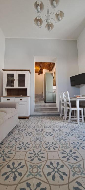 a living room with a couch and a kitchen at Civico Otto7 in Villasimius