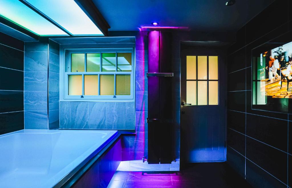 Church Suites by The Cranleigh Boutique - Resim 3