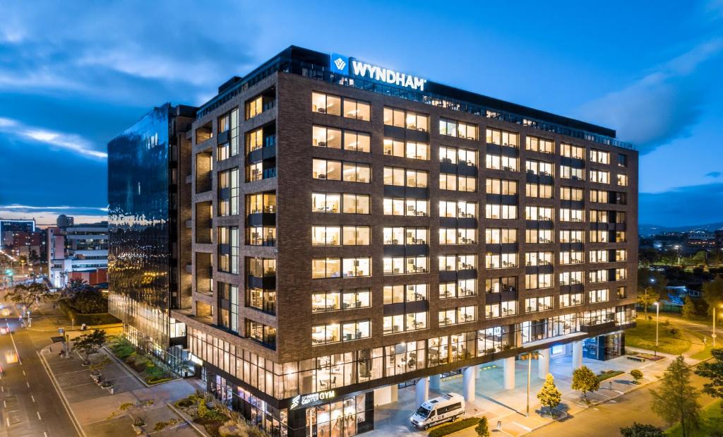 una vista aérea del hotel Mgm por la noche en Wyndham Bogota en Bogotá