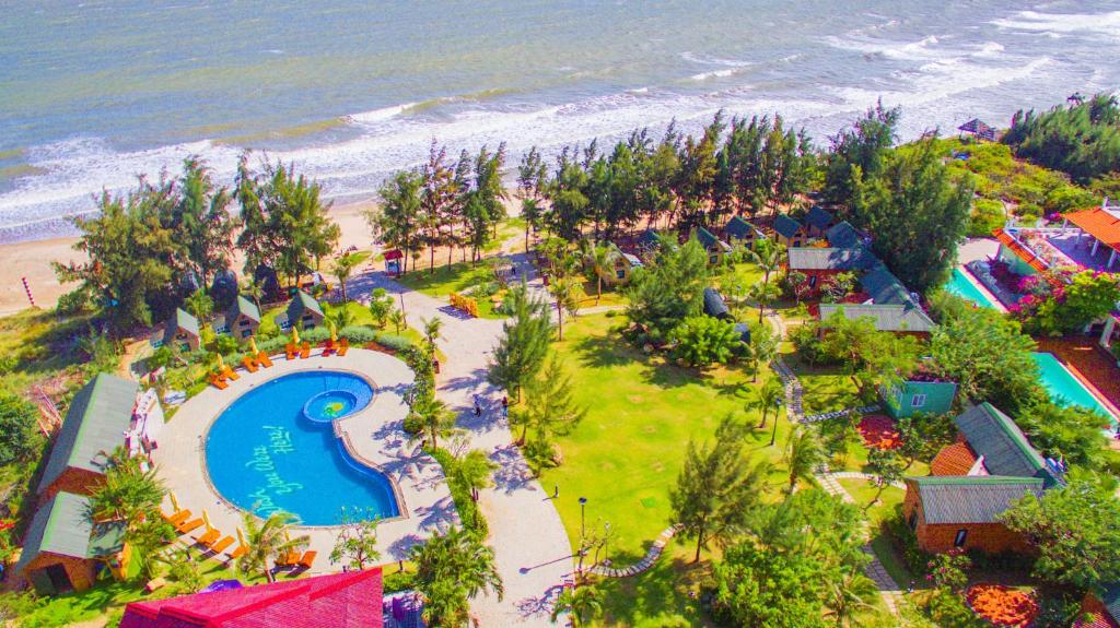 Bazén v ubytování Long Hải Channel Beach Resort nebo v jeho okolí