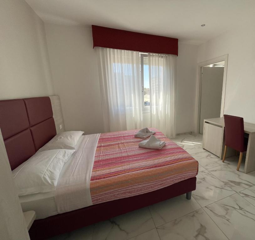 Un dormitorio con una cama grande y una ventana en Venice Hub en Mestre