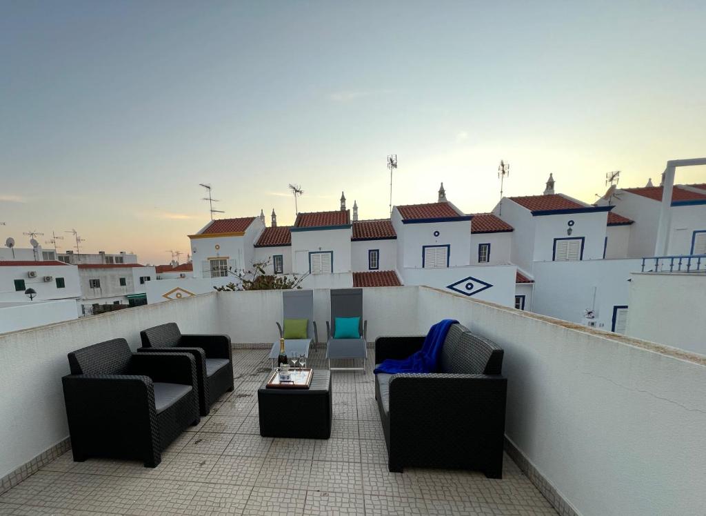 a balcony with chairs and a table on a building at Lotamar19 in Manta Rota