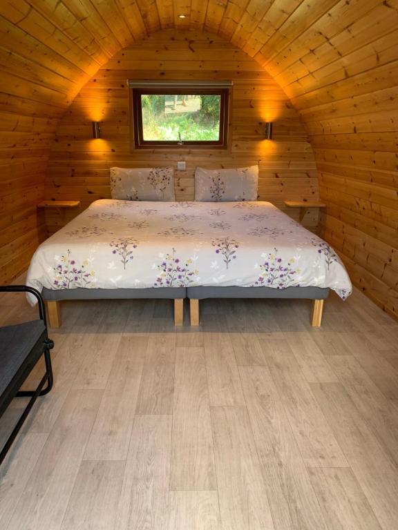 Letto o letti in una camera di Glendalough Glamping - Adults Only