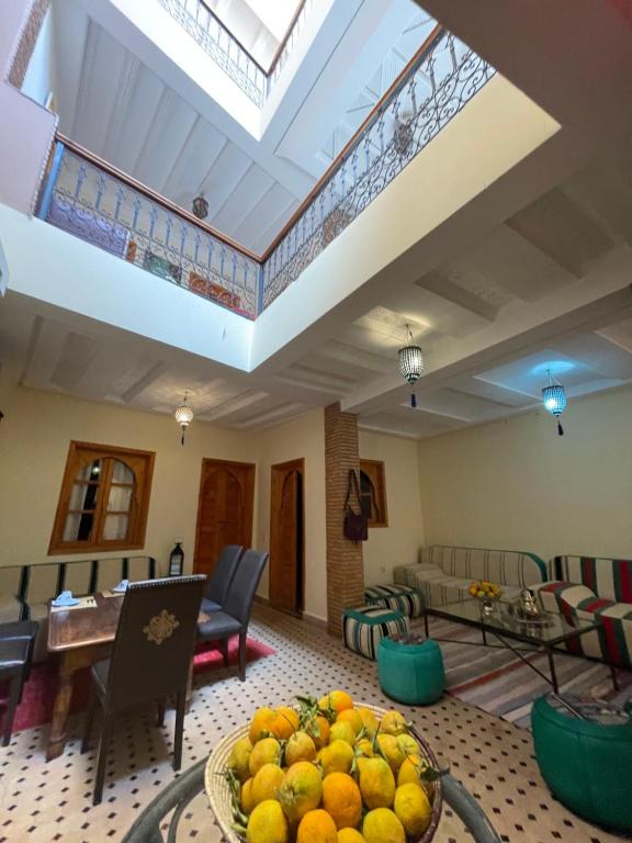 Posezení v ubytování Riad Les Miroirs