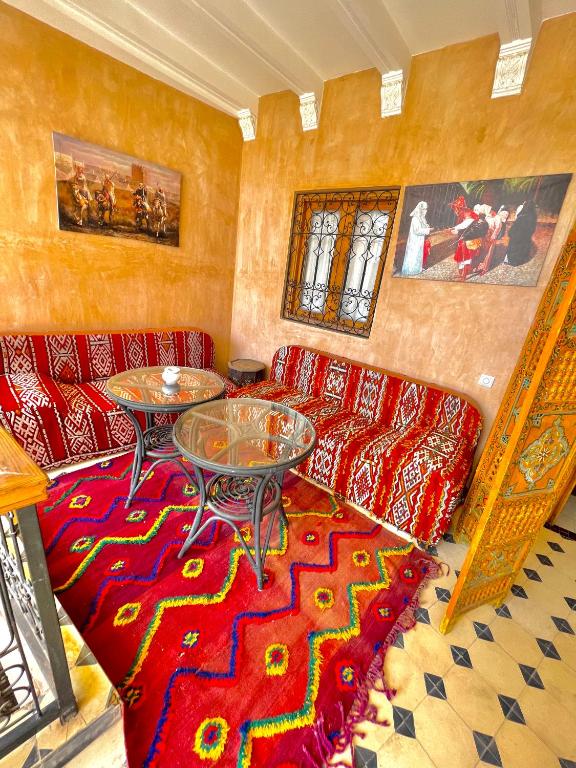 Posezení v ubytování Riad Les Miroirs