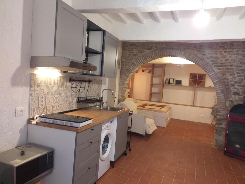 a kitchen with a washer and dryer in a room at Casa Mattarulla: Monolocale Tartufo in Città di Castello