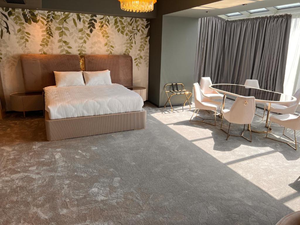 Mercure Timisoara - 一张双人床和沙发的行政套房