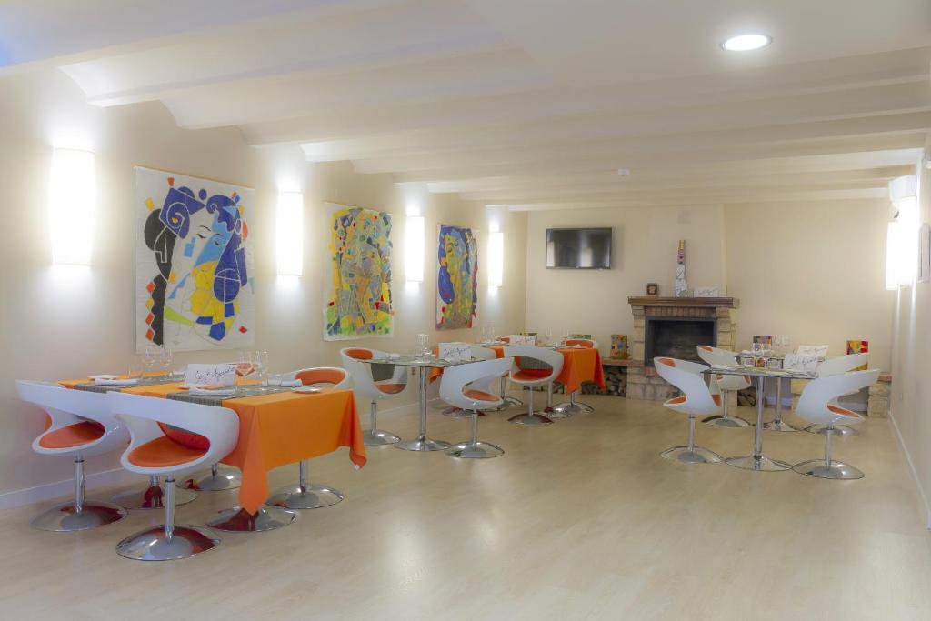 TV a/nebo společenská místnost v ubytování RuralSuite Hotel Apartamentos