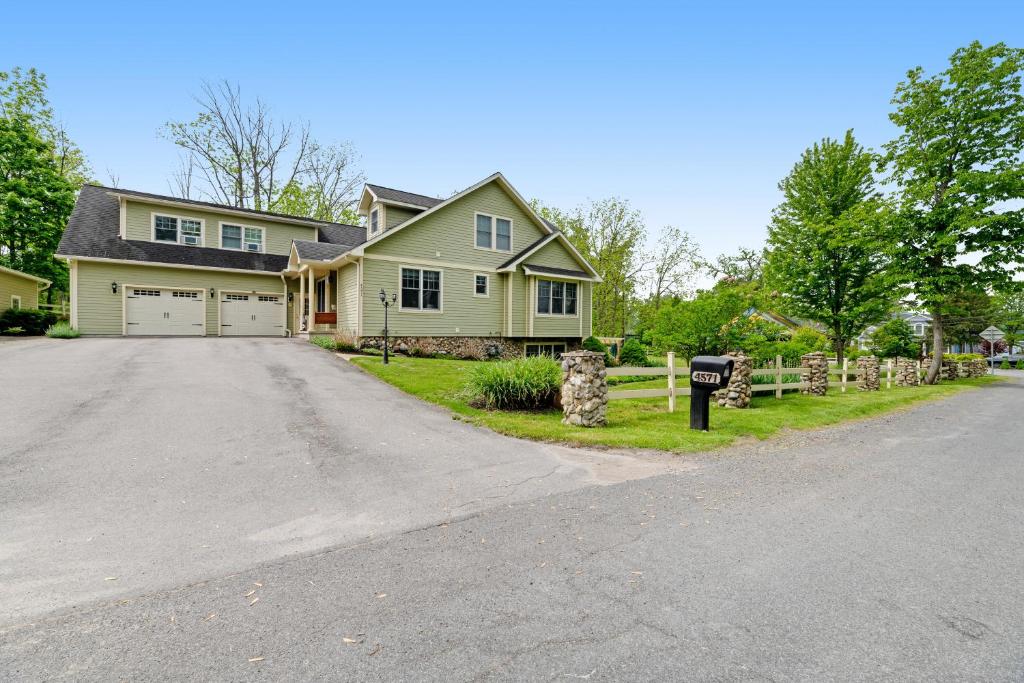 Cottage City Manor House Lower Level, Canandaigua (updated prices 2024)