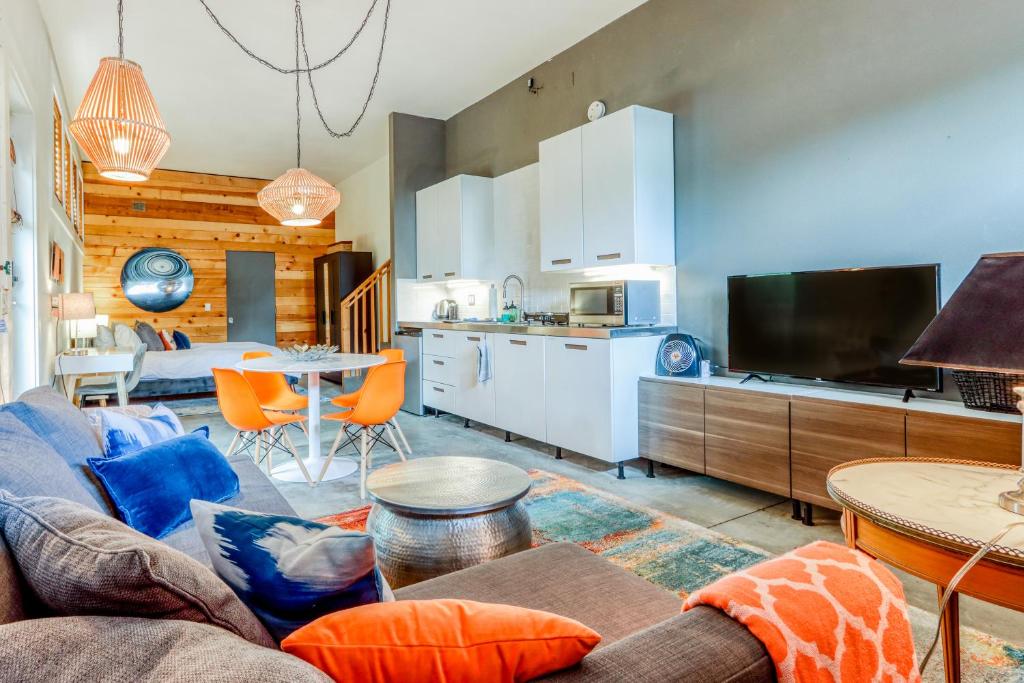 a living room with a couch and a kitchen at Jefferson Hideaway in Sisters