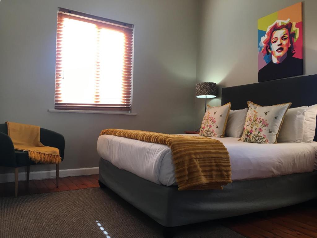 Un dormitorio con una cama con una manta. en The Marilyn on Sea Point, en Ciudad del Cabo