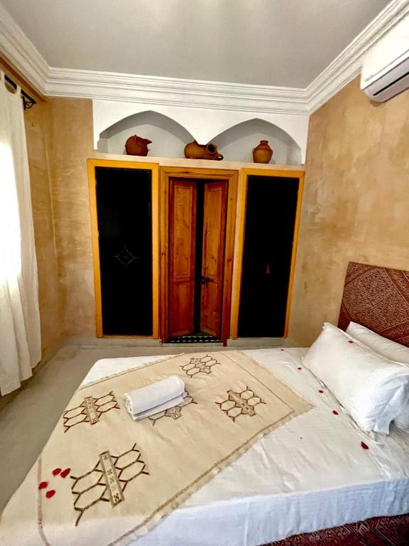 Postel nebo postele na pokoji v ubytování Riad Les Miroirs