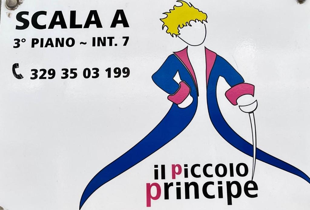 Znak dla apteki ze zdjęciem mężczyzny z laską w obiekcie Piccolo Principe Salerno B&B w mieście Salerno