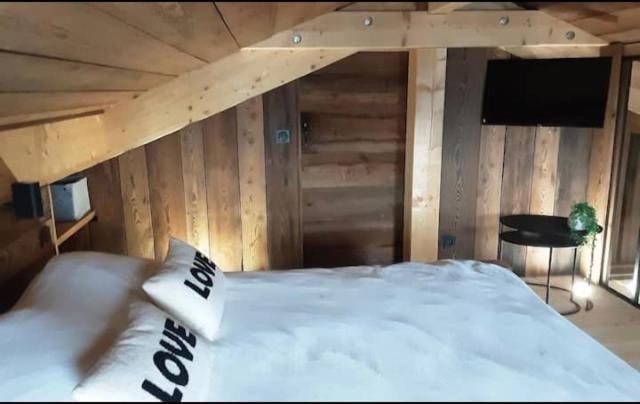 Voodi või voodid majutusasutuse Chalet avec jacuzzi - 150 m des remontées toas