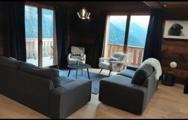 Istumisnurk majutusasutuses Chalet avec jacuzzi - 150 m des remontées