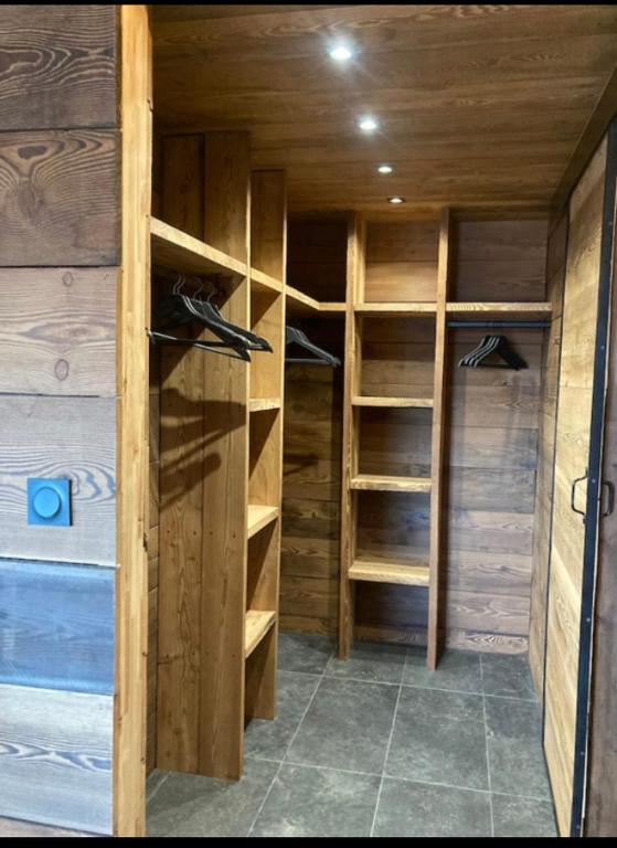 Narivoodi või narivoodid majutusasutuse Chalet avec jacuzzi - 150 m des remontées toas