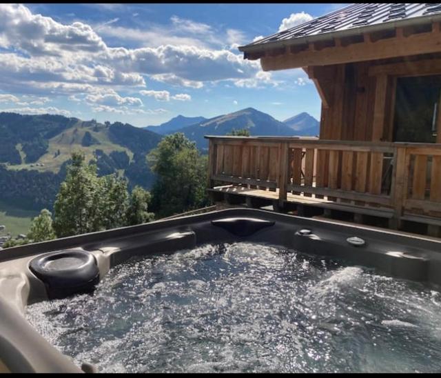 Üldine mäevaade või majutusasutusest Chalet avec jacuzzi - 150 m des remontées pildistatud vaade