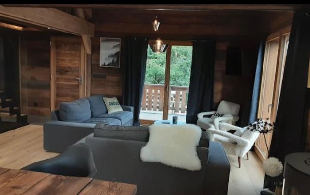 Istumisnurk majutusasutuses Chalet avec jacuzzi - 150 m des remontées