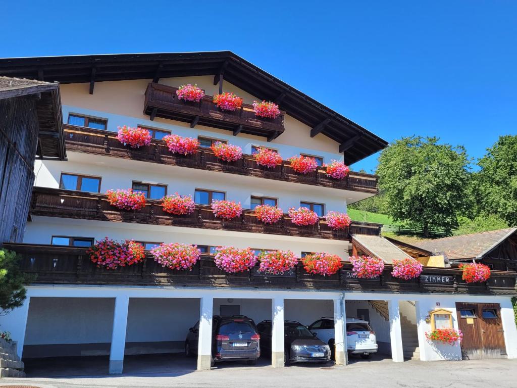 un hôtel avec des fleurs sur le côté d'un bâtiment dans l'établissement Ferienhaus Panorama, à Mutters