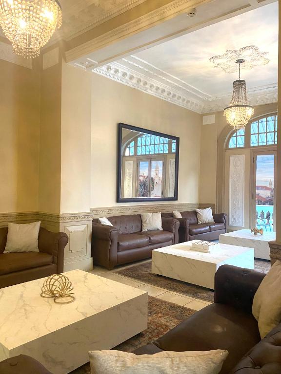a living room with couches and a table at Magnolia Inn in Panama City