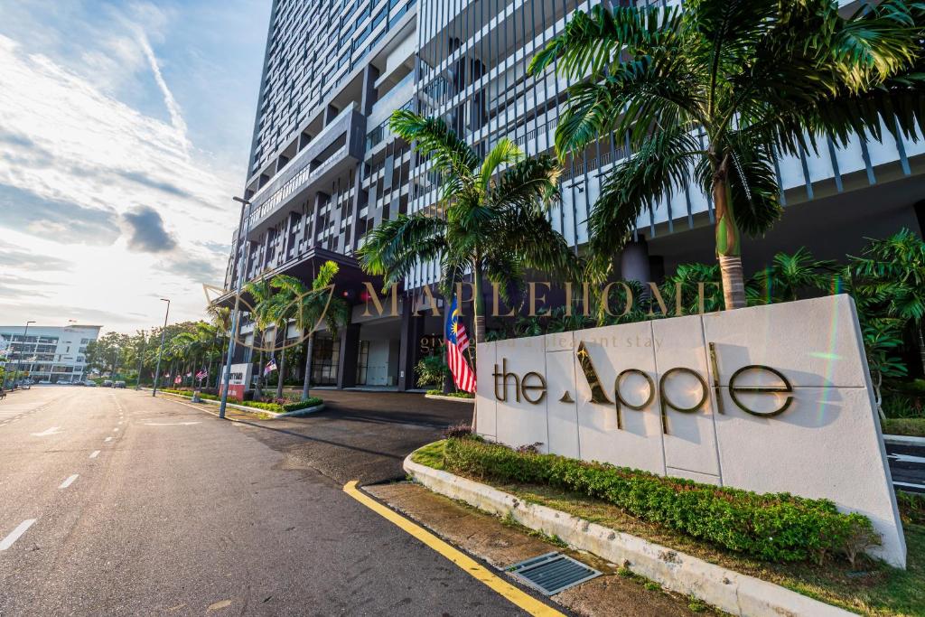 pusta ulica przed budynkiem w obiekcie The Apple Premier Suites Melaka w Malakce