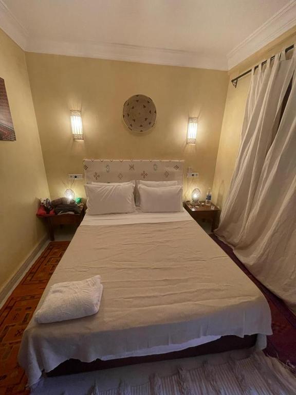 Postel nebo postele na pokoji v ubytování Riad Les Miroirs