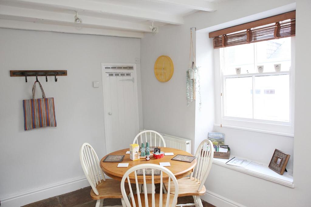une salle à manger avec une table et des chaises en bois dans l'établissement Millgate Cottage in the heart of Richmond, à Richmond