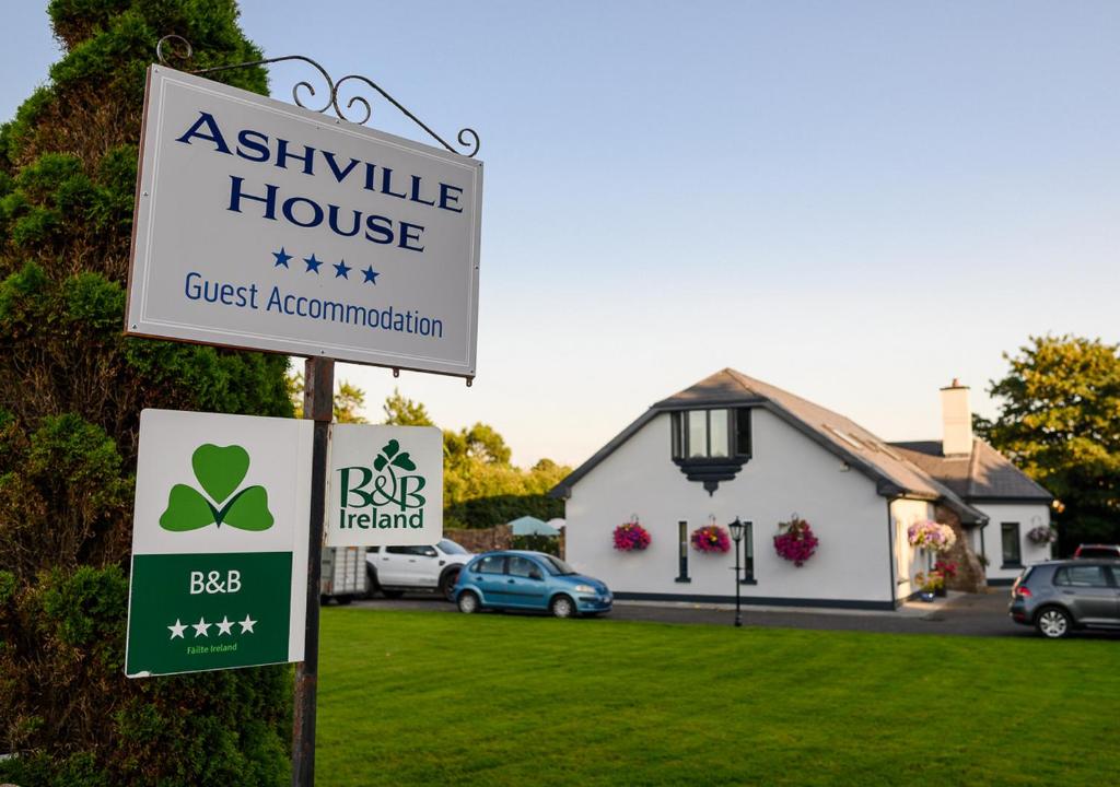 een bord voor een Ashville huis voor een huis bij Ashville House B&B Tralee in Tralee